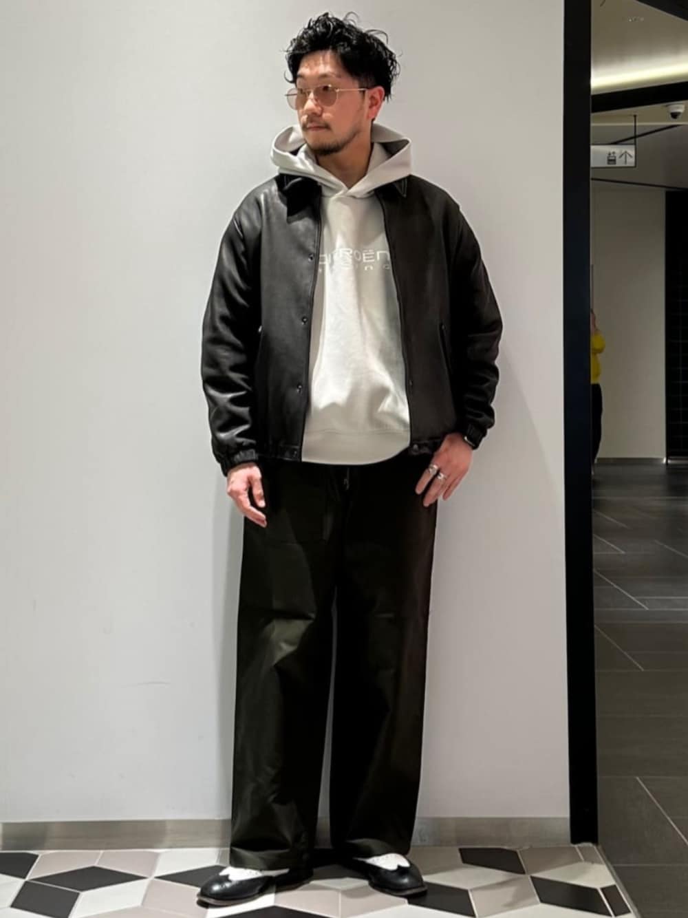 ブラック系のライダースジャケットを着用したメンズの春コーディネートの1枚目の写真