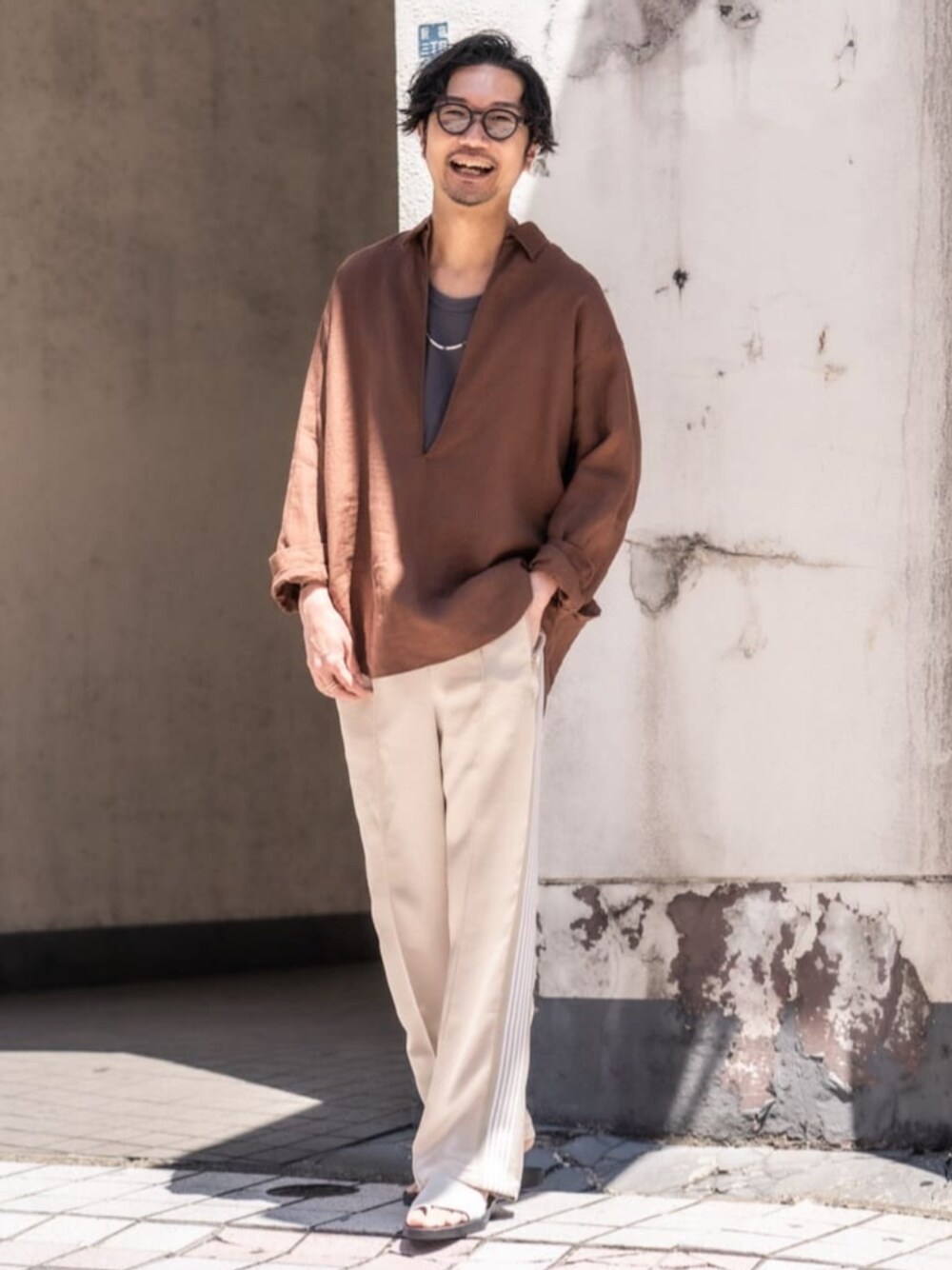 その他のサンダル、ブラウン系のシャツ/ブラウスを着用したメンズの春コーディネートの1枚目の写真