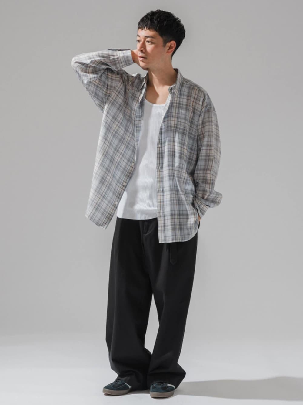 ブラウン系のシャツ/ブラウス、ブラック系のスラックスを着用したメンズの春コーディネートの1枚目の写真