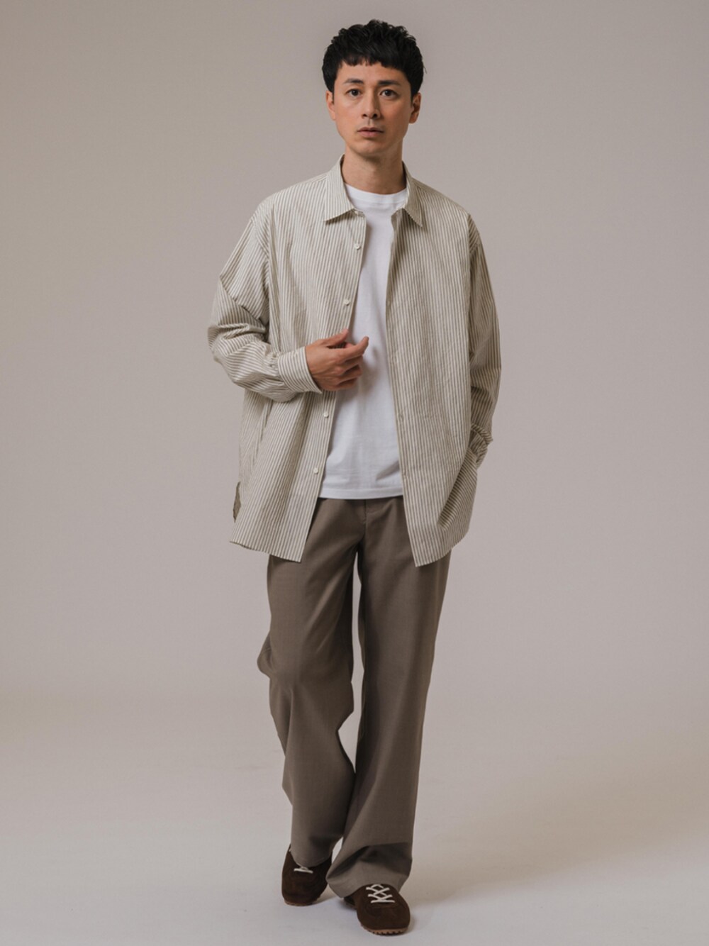 ホワイト系のシャツ/ブラウスを着用したメンズの冬コーディネートの1枚目の写真