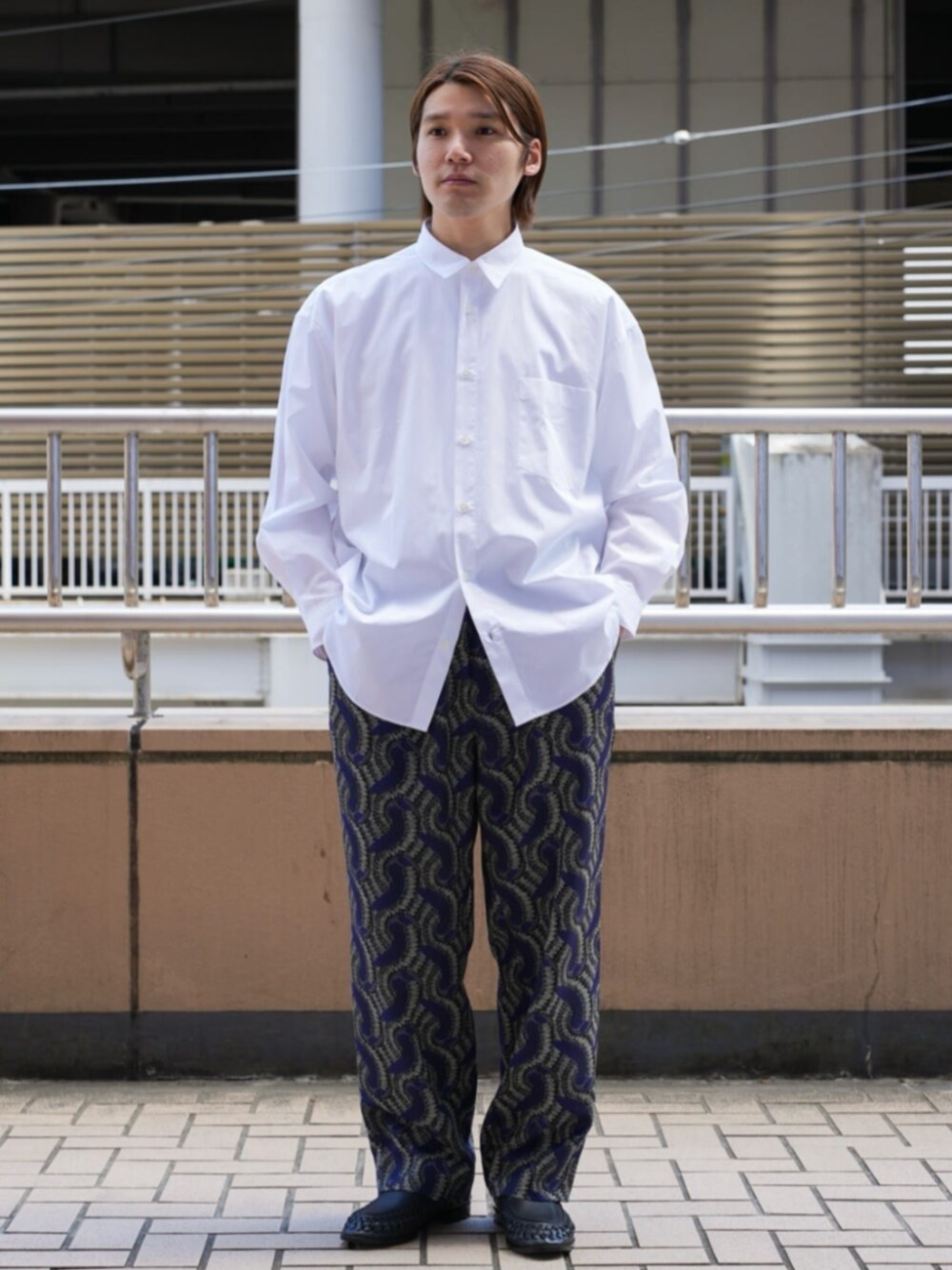 ホワイト系のシャツ/ブラウス、グレー系のスラックスを着用したメンズの春コーディネートの1枚目の写真