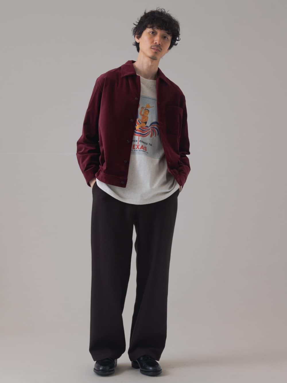 レッド系のシャツ/ブラウス、ホワイト系のTシャツ/カットソーを着用したメンズの秋コーディネートの1枚目の写真