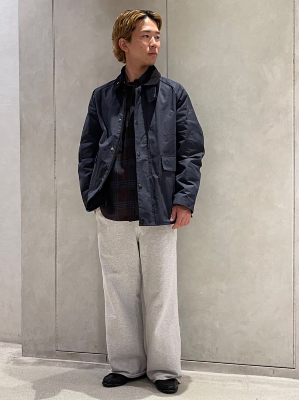 グレー系のその他アウター、グレー系のスラックス、ブラック系のローファーを着用したメンズの秋コーディネートの1枚目の写真