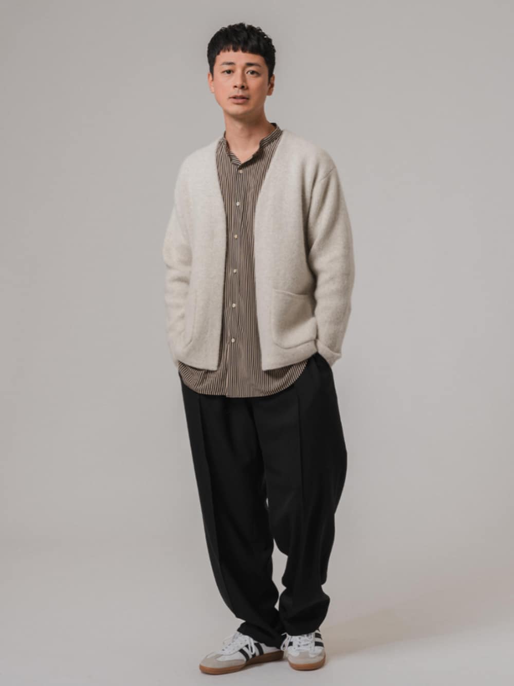 ホワイト系のスニーカー、ブラック系のシャツ/ブラウス、ブラック系のスラックスを着用したメンズの秋コーディネートの1枚目の写真