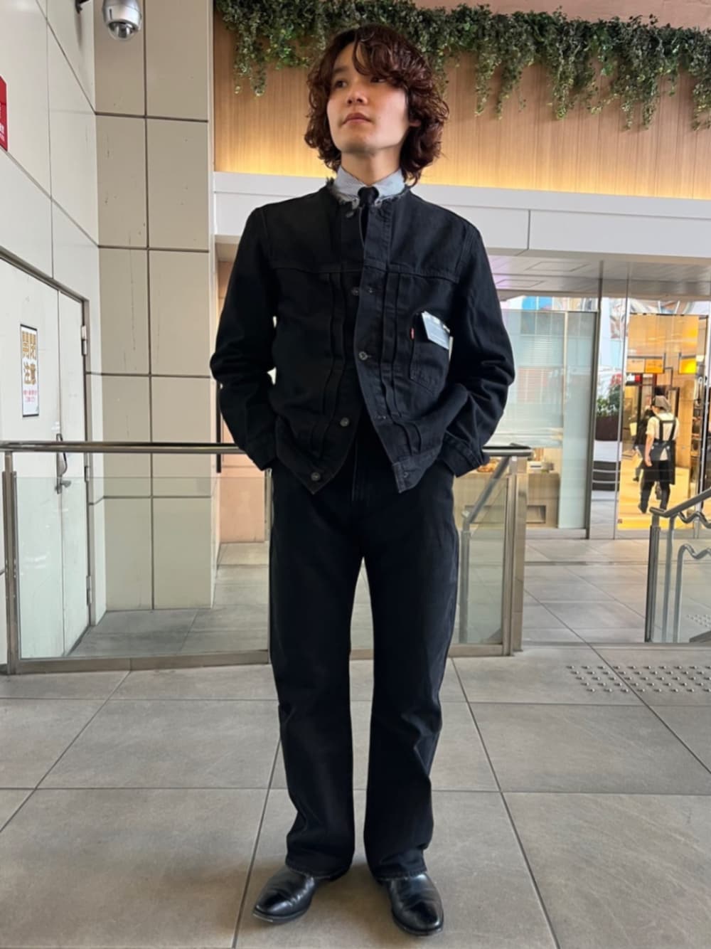 ブラック系のデニムパンツ、ブラック系のデニムジャケットを着用したメンズの冬コーディネートの1枚目の写真