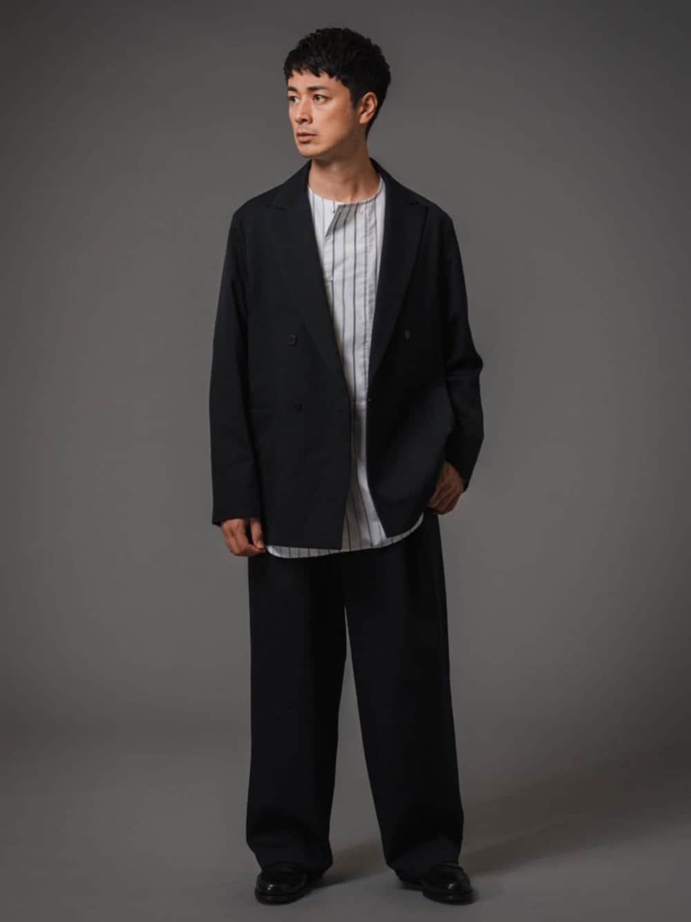 ブラック系のローファー、ブルー系のシャツ/ブラウス、ブルー系のテーラードジャケットを着用したメンズの秋コーディネートの1枚目の写真