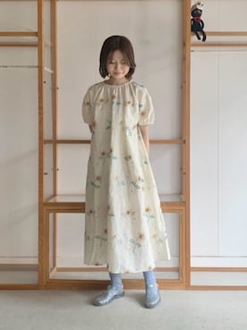「l'atelier du savon（アトリエドサボン）の_ｸﾛｽｽﾃｯﾁ　ひまわり刺繍ワンピース（ワンピース、ホワイト系）」を使った、アトリエドゥサボンさん（レディース・150cm）の夏コーディネート