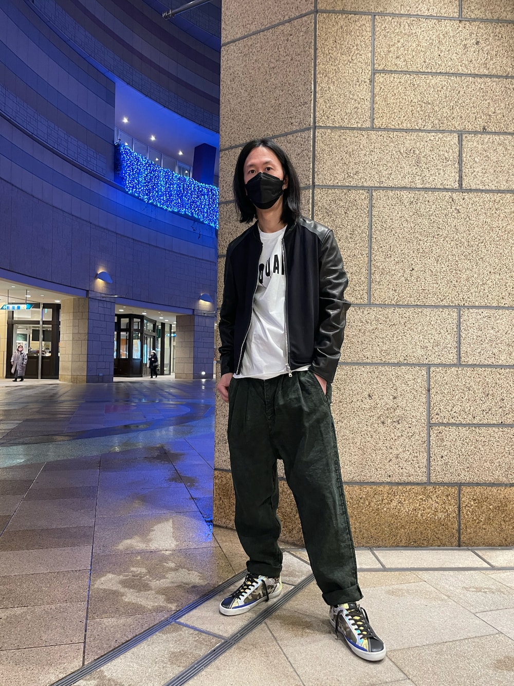 「休日スタイル、大人コーデ、EMMETI、スニーカー、春コーデ、ootd、春アウター、DSQUARED2、ISAMU KATAYAMA BACKLASH、GOLDEN GOOSE、麻パンツ、レザージャケット、ワイドパンツ、休日コーデ、シンプル」｜「EMMETIのアイテム（ジャケット/アウター、ブラック系）」を使った、おかださん（メンズ・175cm）の冬コーディネートの1枚目の写真