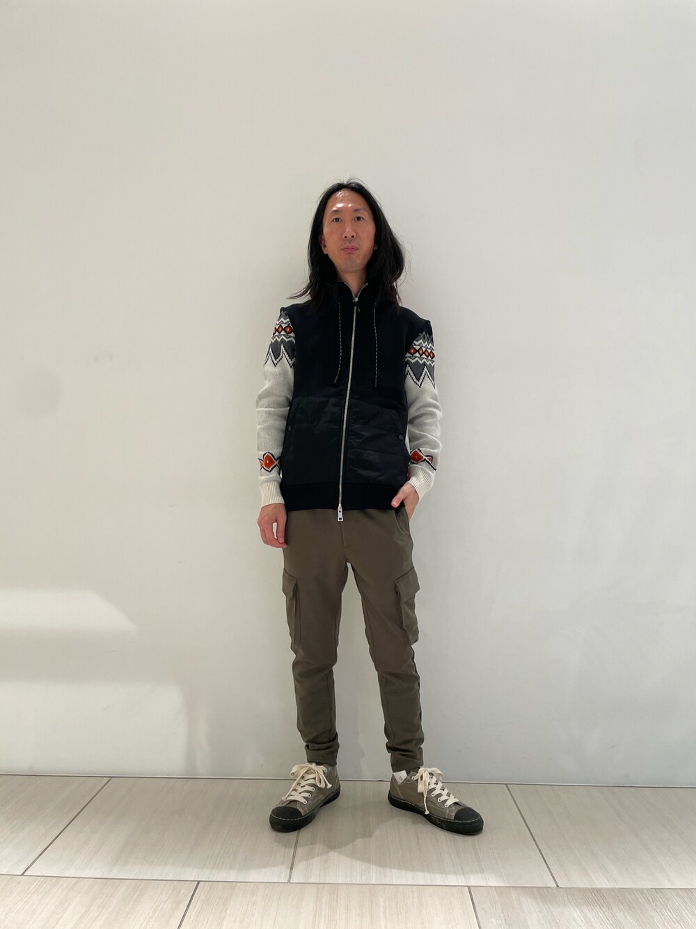 「大人カジュアル、休日スタイル、Safari、秋冬コーデ、パーカー、ニット、P.M.D.S.、カーゴパンツ、eJEANS、秋コーデ、オトナカジュアル、秋服コーデ、シンプルコーデ、Maison MIHARA YASUHIRO、リラックススタイル」｜「P.M.D.S.のアイテム（パーカー、ブラック系）」を使った、おかださん（メンズ・176cm）の秋コーディネートの1枚目の写真