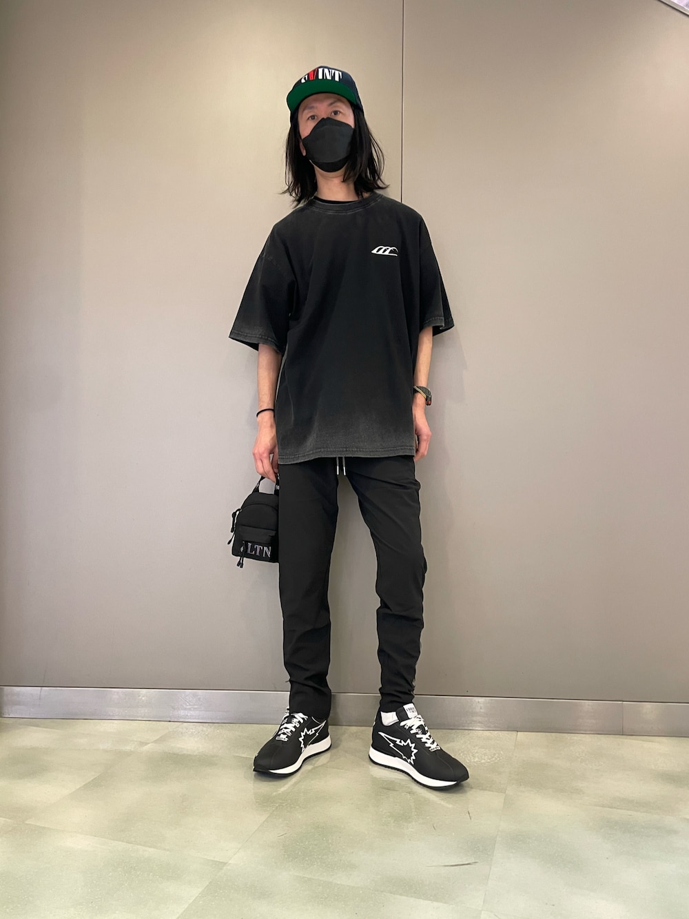 「はじめましてコーデ、Tシャツ、ANTHEM、ビックシルエット、SAINT M××××××、スニーカー、URBAN SUN、mutamarine、1piu1uguale3 relax、ストレッチパンツ、ootd、ブラック、夏コーデ、キャップ、ヴィンテージ風」｜「ROYAL FLASHのanThem / アンセム/ ダメージTシャツ③（Tシャツ/カットソー、ブラック系）」を使った、おかださん（メンズ・175cm）の春コーディネートの1枚目の写真
