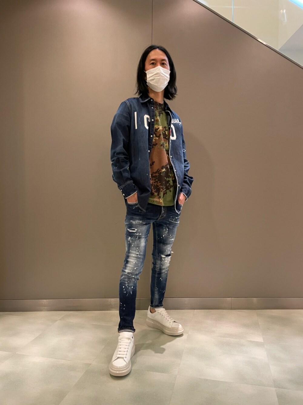 「DSQUARED2、ディースクエアード(Dsquared2)、デニム オン デニム、デニム シャツ、ダメージデニムパンツ、ペイントデニム、iCON.、白スニーカー、カジュアルコーデ、大人コーデ、秋、秋コーデ、デニム、今日のコーデ、アメカジ」｜「DSQUARED2のアイテム（Tシャツ/カットソー、その他）」を使った、おかださん（メンズ・175cm）の秋コーディネートの1枚目の写真