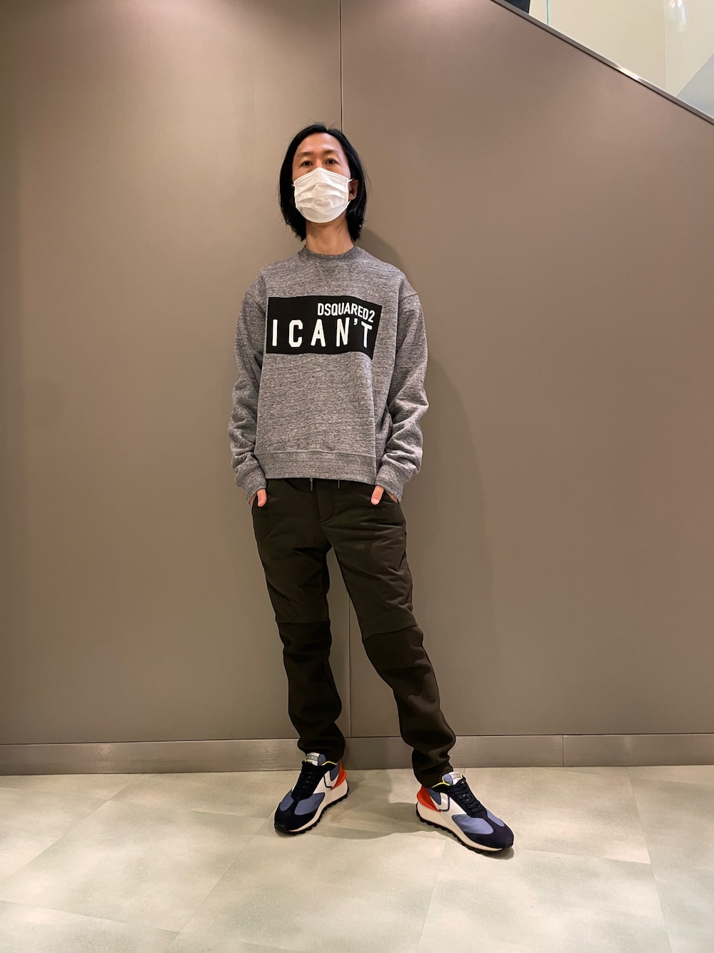 「休日スタイル、シンプル、DSQUARED2、ディースクエアード(Dsquared2)、スウェット、秋、ootd、ミリタリー、カーキ、VOILE BLANCHE、ダウンパンツ、スニーカーコーデ、ラフ、オトナカジュアル、大人カジュアル」｜「DSQUARED2のアイテム（Tシャツ/カットソー、グレー系）」を使った、おかださん（メンズ・175cm）の秋コーディネートの1枚目の写真