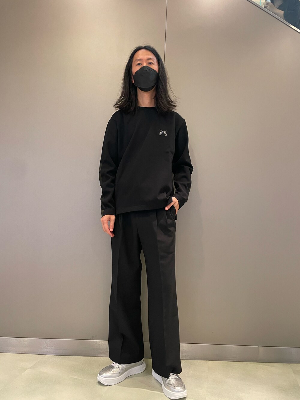 「roarguns、ロンT、メッシュ、キラキラ、ワンポイント、スラックス、ラッドミュージシャン、2STAR、シルバーシューズ、ブラックコーデ、シンプル、カジュアル、きれいめカジュアル、オトナカジュアル、ootd」｜「roargunsのアイテム（Tシャツ/カットソー、ブラック系）」を使った、おかださん（メンズ・176cm）の夏コーディネートの1枚目の写真