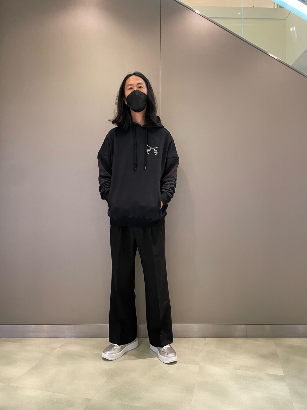 「パーカー、ワンポイント、キラキラ、ブラック、ワントーンコーデ、オトナカジュアル、ラフコーデ、ootd、ラッドミュージシャン、スラックス、2STAR、スニーカーコーデ、おしゃれさんと繋がりたい、秋冬コーデ、シンプルコーデ」｜「roargunsのアイテム（パーカー、ブラック系）」を使った、おかださん（メンズ・176cm）の夏コーディネートの1枚目の写真