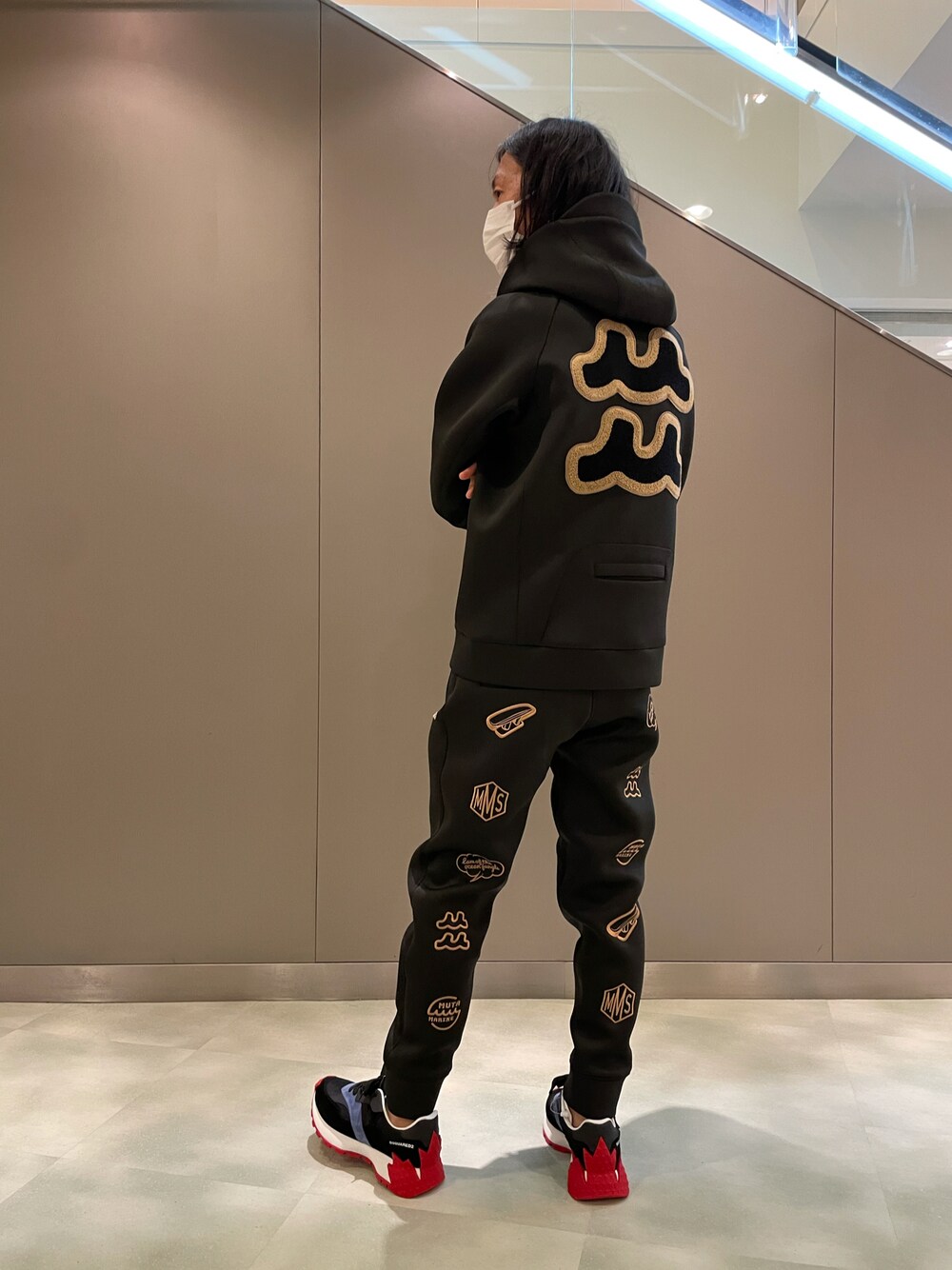 「muta、mutamarine、セットアップ、ボンディング、リブパンツ、刺繍、ワッペン、パーカー、DSQUARED2、ディースクエアード(Dsquared2)、シンプルコーデ、秋のコーデ、秋服、秋冬コーデ、スニーカー」｜「mutaの【別注】muta MARINE/ムータ マリン/ボンディングフーディ（パーカー、グレー系）」を使った、おかださん（メンズ・175cm）の秋コーディネートの1枚目の写真