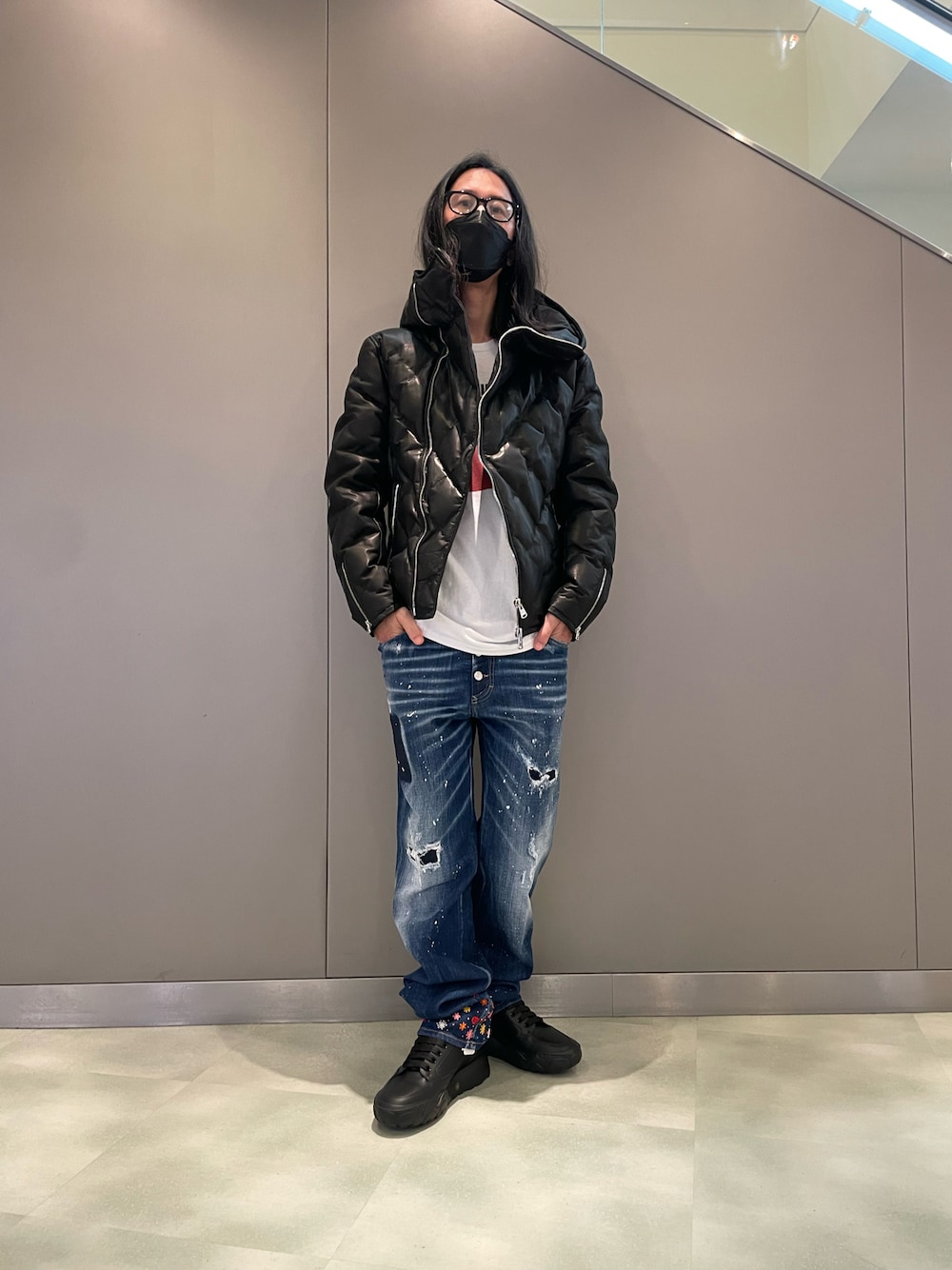 「オトナカジュアル、ISAMU KATAYAMA BACKLASH、レザーダウン、バックラッシュ、redhotchilipeppers、レッチリ、バンドT、DSQUARED2、ディースクエアード(Dsquared2)、ベルボトム、70'sコーデ、Alexander McQueen、スニーカー、デニム、アメカジコーデ」｜「DSQUARED2のアイテム（デニムパンツ、ブルー系）」を使った、おかださん（メンズ・175cm）の夏コーディネートの1枚目の写真