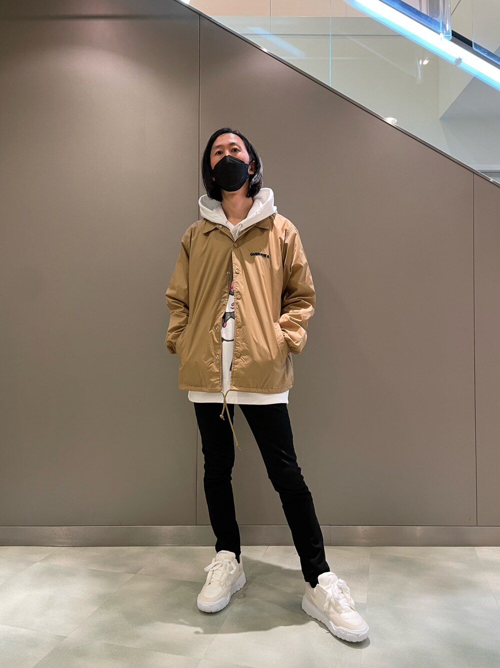 「オトナカジュアル、GUERNIKA、コーチジャケット、パーカー、DSQUARED2、Alexander McQueen、ootd、秋コーデ、休日スタイル、ゆるコーデ、オーバーサイズ、デニム、スニーカーコーデ、SANRIO、クロミちゃん」｜「sanrioの【GUERNIKA×SANRIO CHARACTERS/ゲルニカ×サンリオ キャラクターズ】HAND PAINTED HOODIE / クロミ（パーカー、ホワイト系）」を使った、おかださん（メンズ・175cm）の秋コーディネートの1枚目の写真