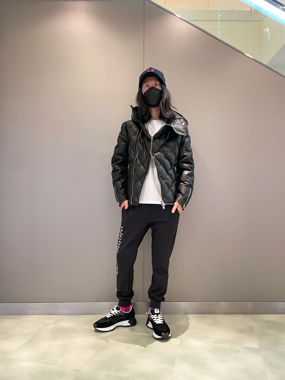 「ルシアンペラフィネ、キャップ、ISAMU KATAYAMA BACKLASH、レザーダウン、muta、ダウンジャケット、レザー、1PIU1UGUALE3、スウェットパンツ、DSQUARED2、スニーカーコーデ、オトナカジュアル、秋冬、秋冬コーデ、ブラックコーデ」｜「ROYAL FLASHのアイテム（パンツ、ブラック系）」を使った、おかださん（メンズ・176cm）の夏コーディネートの1枚目の写真