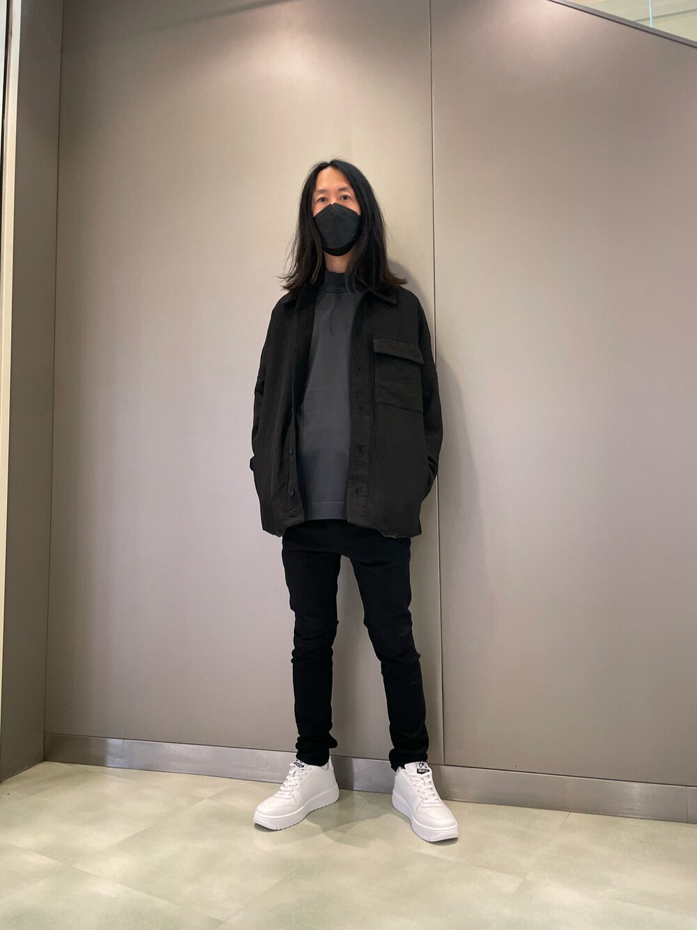 「Transit、シャツスタイル、シンプルコーデ、大人カジュアル、大人コーデ、モノトーンコーデ、スニーカー、2STAR、ISAMU KATAYAMA BACKLASH、モックネック、ロンT、ブラック、秋冬、きれいめカジュアル、ootd」｜「ISAMU KATAYAMA BACKLASHのアイテム（パンツ、ブラック系）」を使った、おかださん（メンズ・176cm）の夏コーディネートの1枚目の写真