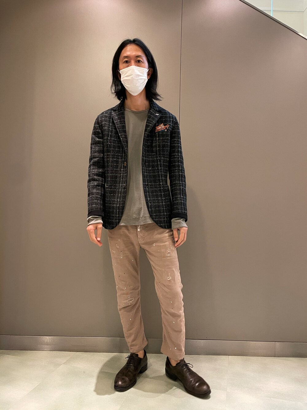 「秋のコーデ、ジャケット、ジャケットスタイル、チェック、シンプル、大人カジュアル、秋服準備はじめました、キレイめ、BOB、P.M.D.S.、カラーパンツ、スニーカー、デニム、イタリアファッション、イタリア」｜「TRANSITのアイテム（Tシャツ/カットソー、ブラック系）」を使った、おかださん（メンズ・175cm）の秋コーディネートの1枚目の写真