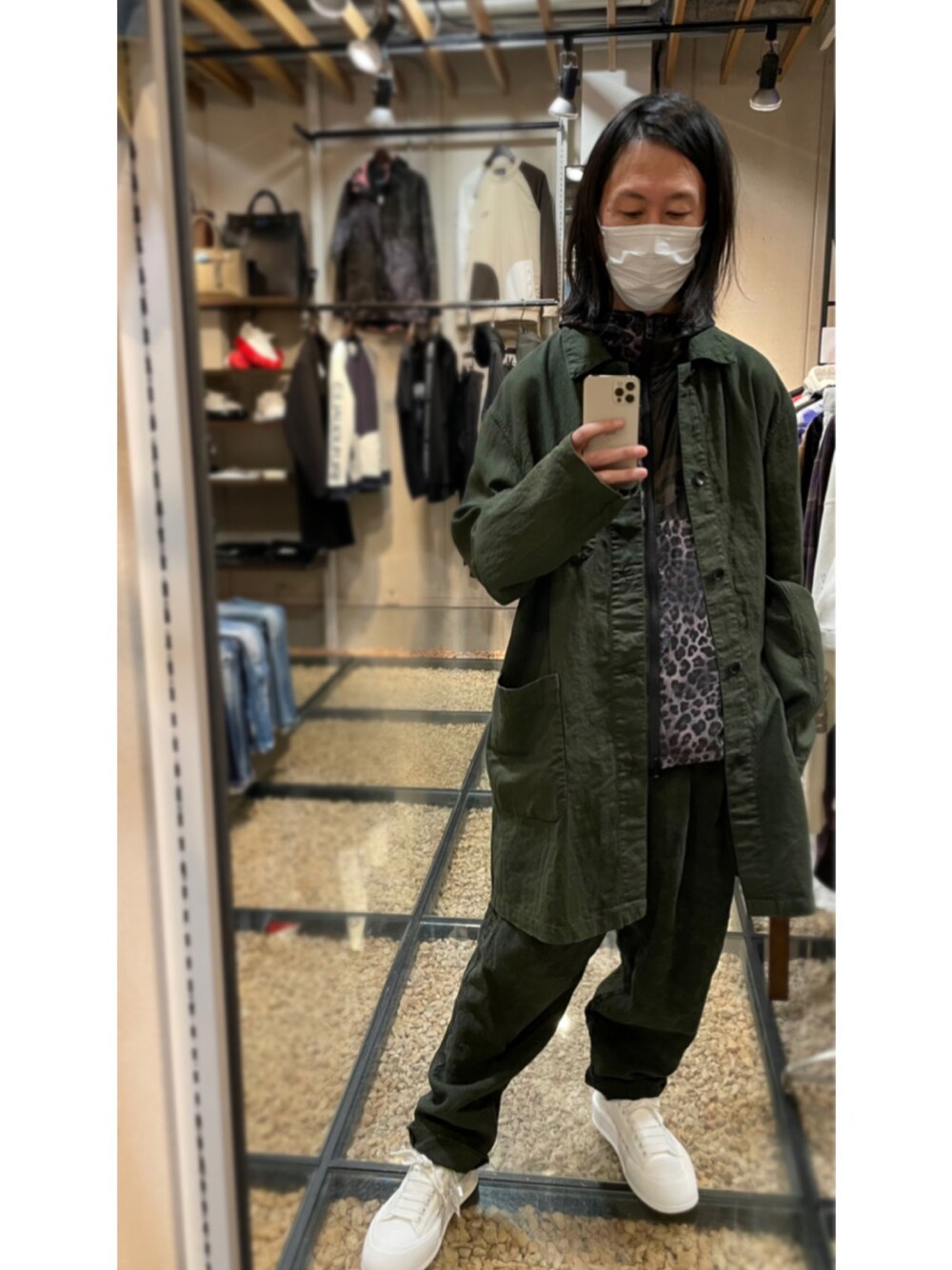 「春コーデ、コート、春コート、ナイロンパーカー、ISAMU KATAYAMA BACKLASH、イサムカタヤマ バックラッシュ、オーバーサイズ、白スニーカー、1PIU1UGUALE3、Alexander McQueen、カジュアル、レイヤードスタイル、ゆるコーデ、ラフ、ゆるパンツ」｜「1 piu 1 uguale 3の【別注】1piu1 uguale3/ウノ ピゥ ウノ ウグァーレ トレ/113 スポーツ クレイジー柄ナイロンブルゾン（ブルゾン、その他）」を使った、おかださん（メンズ・175cm）の冬コーディネートの1枚目の写真