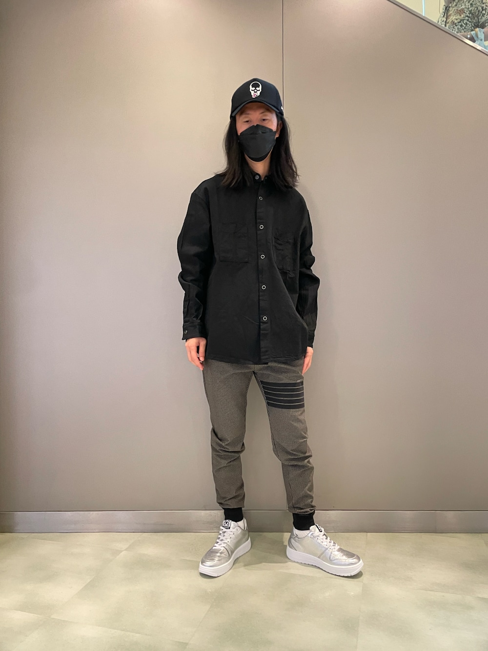 「大人コーデ、ルシアンペラフィネ、キャップコーデ、roarguns、シャツスタイル、pmds、P.M.D.S.、Safari、千鳥格子、ストレッチパンツ、2STAR、シルバーシューズ、秋のコーデ、ブラックコーデ、柄パンツ」｜「roargunsのアイテム（トップス、ブラック系）」を使った、おかださん（メンズ・176cm）の夏コーディネートの1枚目の写真