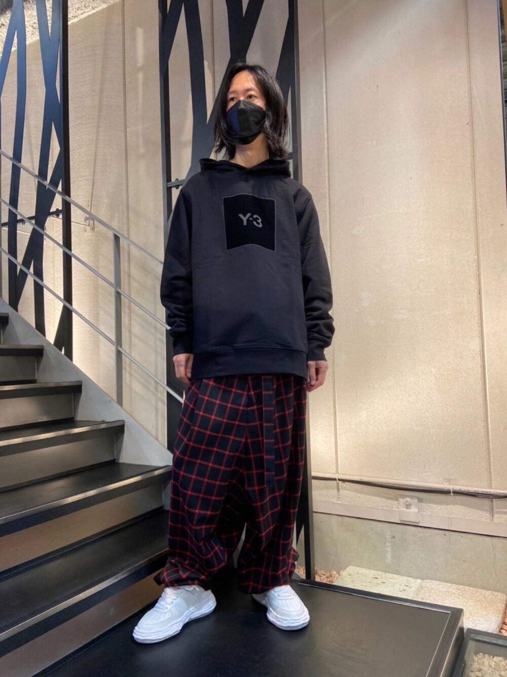 「パーカー、Y-3、秋コーデ、今日のコーデ、シンプルコーデ、オーバーサイズ、ファッションの力を信じよう、Maison MIHARA YASUHIRO、スニーカー、白スニーカー、チェックパンツ、秋冬コーデ、royalflash南船場、ワイスリー(Y-3)、ワイルドパンツ」｜「Y-3のアイテム（パーカー、ブラック系）」を使った、おかださん（メンズ・175cm）の秋コーディネートの1枚目の写真