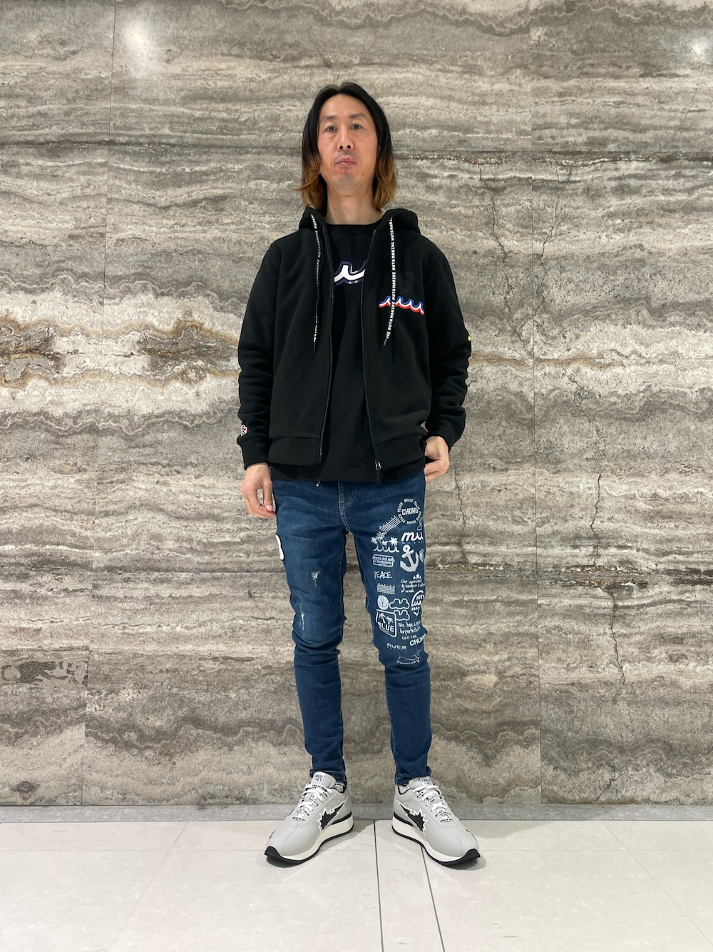 「ファッションを楽しもう、メンズファッション、秋コーデ、シンプル、大人コーデ、カジュアル、秋冬コーデ、Safari、muta、フリースジャケット、デニムパンツ、スニーカー、URBAN SUN、ロンT、サファリ」｜「muta marineのmuta MARINE/ムータ マリン/別注 Fleece Parka/『Safari12月号掲載』（パーカー、ブラック系）」を使った、おかださん（メンズ・176cm）の秋コーディネートの1枚目の写真