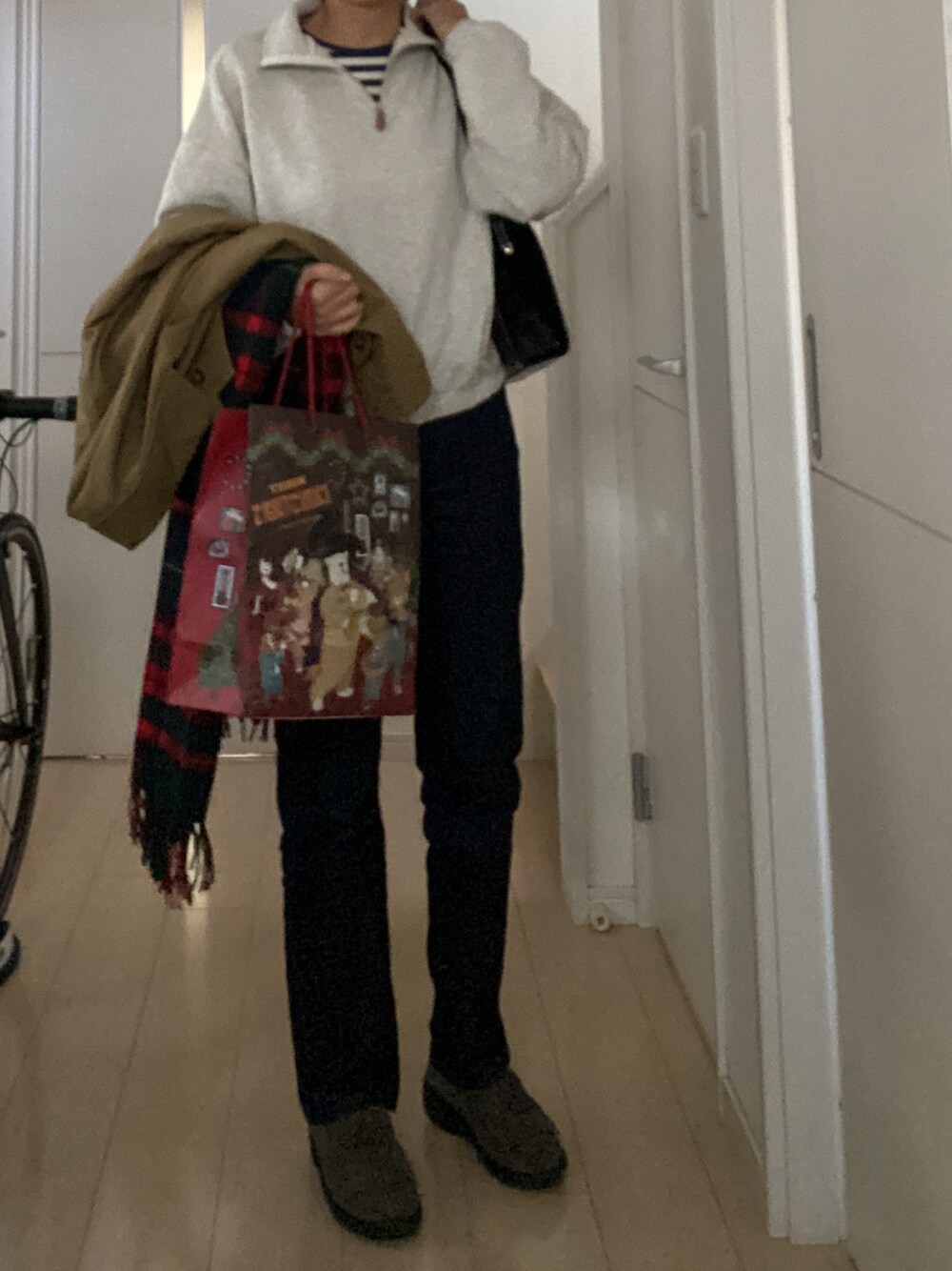 「50代ファッション」｜「UNIQLOのアイテム（デニムパンツ、ブルー系）」を使った、kamekoさん（レディース・168cm）の秋コーディネートの1枚目の写真