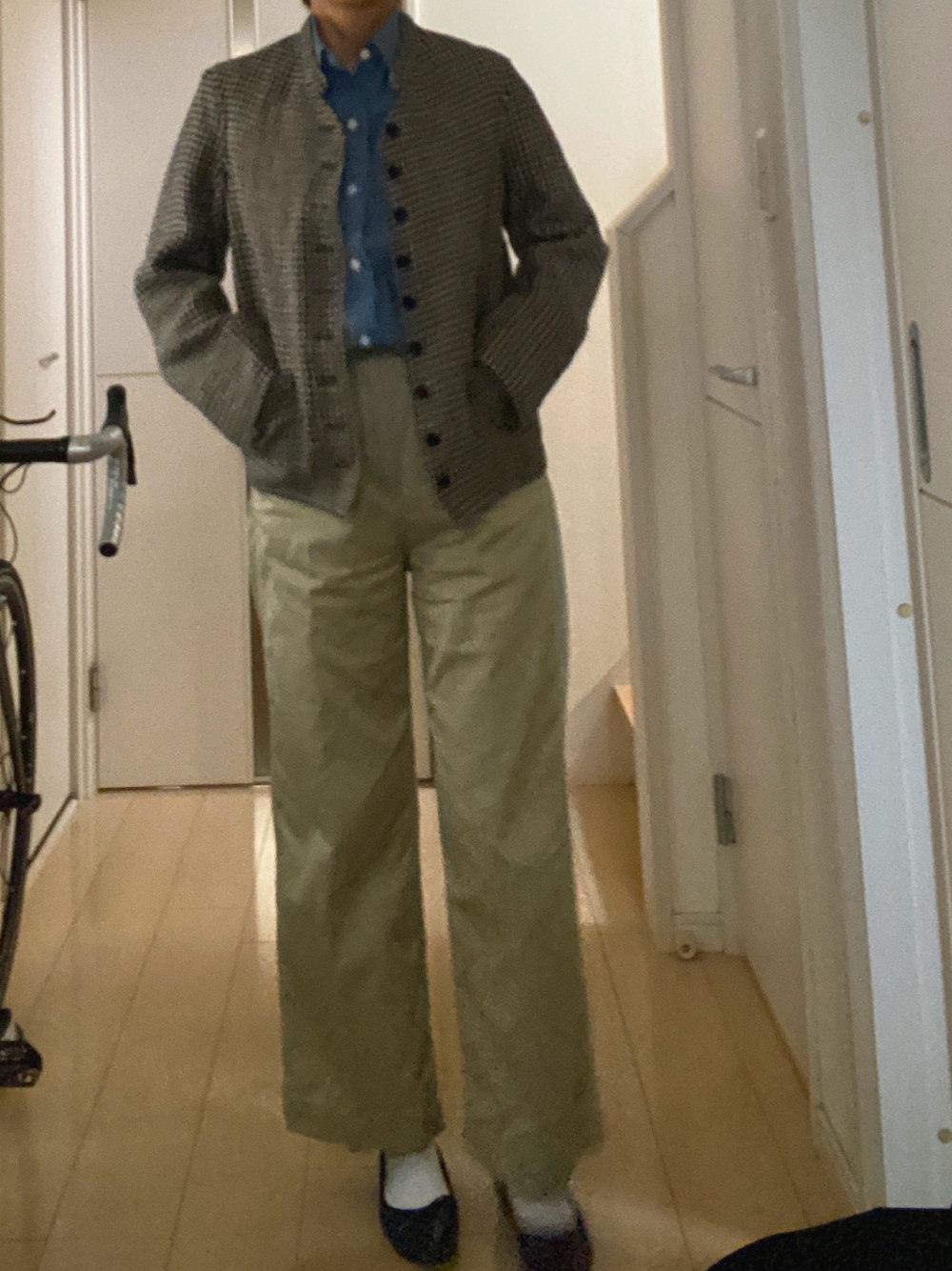 「50代カジュアル、50代ファッション」｜「CIOTAのアイテム（チノパンツ、ベージュ系）」を使った、kamekoさん（レディース・168cm）の秋コーディネートの1枚目の写真
