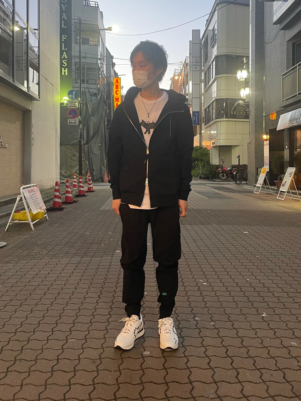 「ROYAL FLASH、ROYAL FLASH ueno、P.M.D.S.、muta、URBAN SUN」｜「P.M.D.S.のP.M.D.S./ピー エム ディー エス/GHISLAIN ストレッチナイロン切り替えパーカー（パーカー、ブラック系）」を使った、yoshiaki matsufujiさん（メンズ・165cm）の冬コーディネートの1枚目の写真
