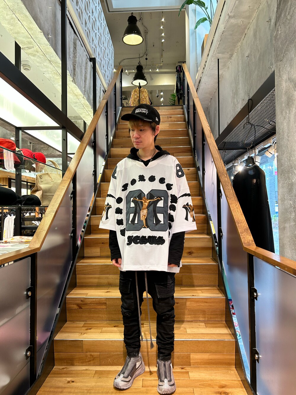 「ROYAL FLASH」｜「ROYAL FLASHのMAYO/メイヨー/別注シューティングシャツ（Tシャツ/カットソー、ブラック系）」を使った、yoshiaki matsufujiさん（メンズ・165cm）の春コーディネートの1枚目の写真