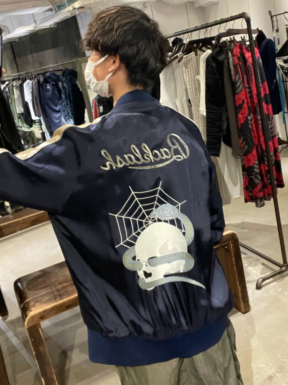 「ROYAL FLASH、ROYAL FLASH ueno、ISAMU KATAYAMA BACKLASH」｜「ISAMU KATAYAMA BACKLASHのアイテム（トップス、ブラック系）」を使った、yoshiaki matsufujiさん（メンズ・165cm）の夏コーディネートの1枚目の写真