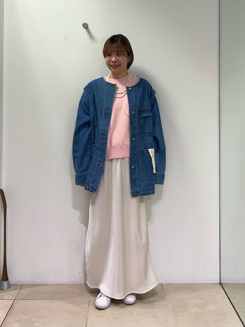 「チャオパニックティピー(CIAOPANIC TYPY)、春コーデ、オトナカジュアル、春カラー、ラクチンコーデ、プチプラコーデ、スカートコーデ、サテンスカート、春色、デニムジャケット、春、春アウター、春ニット、カジュアル、カジュアルコーデ」｜「CIAOPANIC TYPYの【2025年S/S新作】エアリーコンフォートニット（ニット/セーター、ピンク系）」を使った、manaさん（レディース・159cm）の春コーディネートの1枚目の写真
