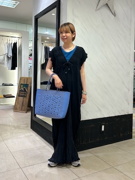 「アイテム（サロペット/オーバーオール、ブラック系）」を使った、manaさん（レディース・159cm）の夏コーディネート
