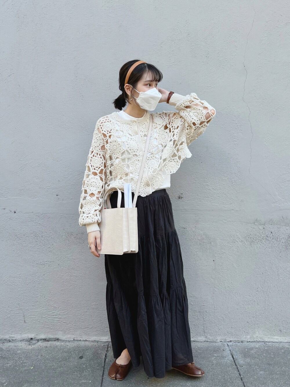 「Kastaneのハンドかぎ針パッチワークカーデxロンTSET（ニット/セーター、ホワイト系）」を使った、bincyさん（レディース・158cm）の秋コーディネートの1枚目の写真