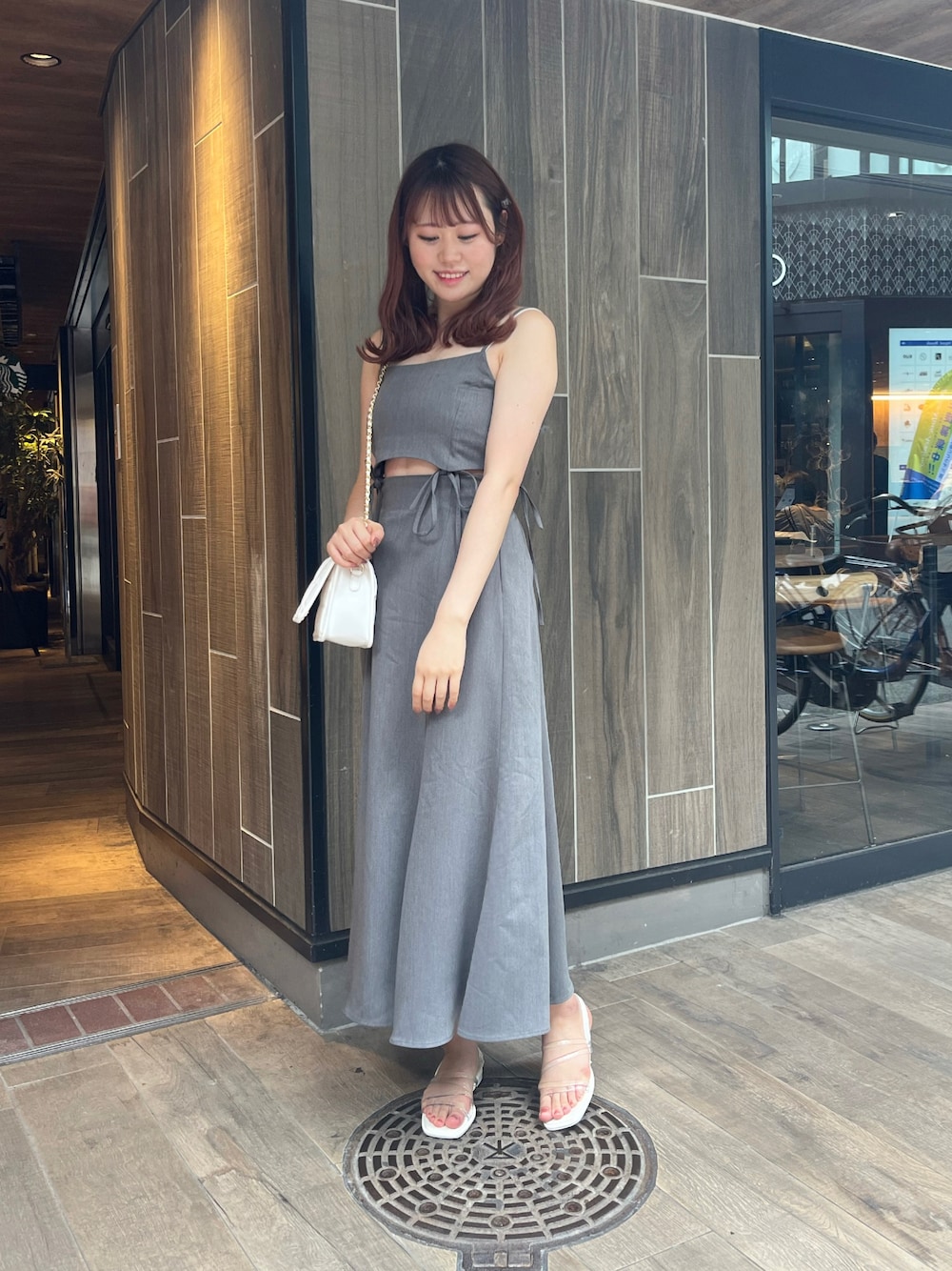 「キレイめカジュアル、大人かわいい、ロングワンピース、キレイめコーデ、夏コーデ、ワンピースコーデ、ミニバッグ、サンダルコーデ、サンダル、ワンピース、ナイスクラップ、nice claup、骨格ナチュラル、高身長女子、高身長コーデ」｜「one after another NICE CLAUPのマルチwayキャミワンピース（ワンピース、グレー系）」を使った、なぎなぎさん（レディース・164cm）の春コーディネートの1枚目の写真