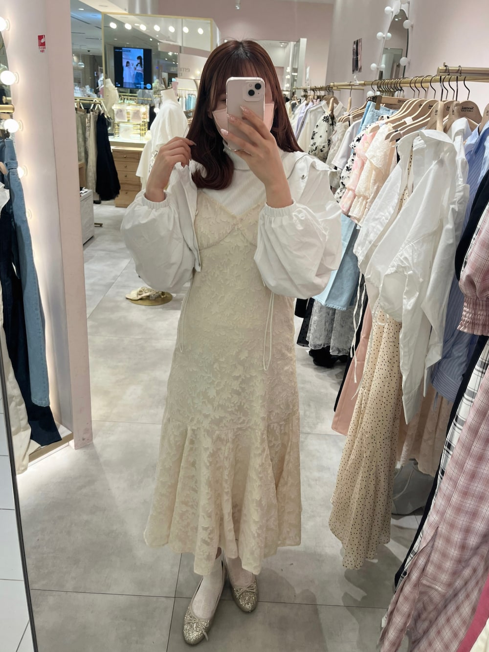 「春コーデ、オトナ女子、お出かけコーデ、大人女子、春、ホワイトコーデ、マンパ、マウンテンパーカー、キャミワンピ、ナイスクラップ、nice claup、高身長女子、高身長コーデ」｜「one after another NICE CLAUPのショートにもジレにもなる/マルチウェイマウンテンパーカー（マウンテンパーカー、ホワイト系）」を使った、なぎなぎさん（レディース・164cm）の春コーディネートの1枚目の写真