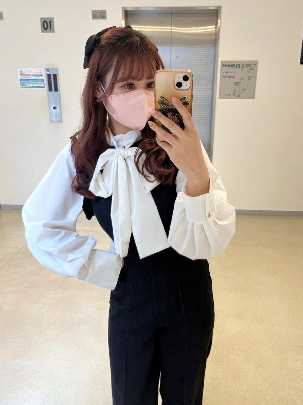 「オトナ女子、カジュアル、大人コーデ、高身長女子、デニム、ブーツ、ガーリーコーデ、サロペット、ボウタイブラウス、ブラウス、春コーデ、バレッタ、大人かわいい、ナイスクラップ、骨格ナチュラル」｜「one after another NICE CLAUPのN刺繍ボウタイブラウス　2023SS（シャツ/ブラウス、ホワイト系）」を使った、なぎなぎさん（レディース・164cm）の冬コーディネートの1枚目の写真