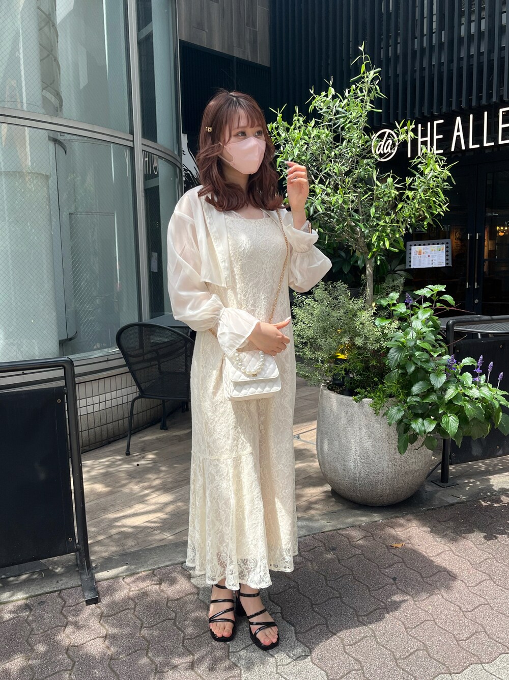 「春夏コーデ、オトナ女子、ワンピーススタイル、ワンピース、淡色女子、ガーリーコーデ、大人ガーリー、大人かわいい、ホワイトコーデ、キャミワンピ、シアーシャツ、サンダル、ナイスクラップ、nice claup、高身長女子」｜「one after another NICE CLAUPのオケージョンでも着られる/ブラウスセットワンピース（ワンピース/ドレス、ホワイト系）」を使った、なぎなぎさん（レディース・164cm）の春コーディネートの1枚目の写真