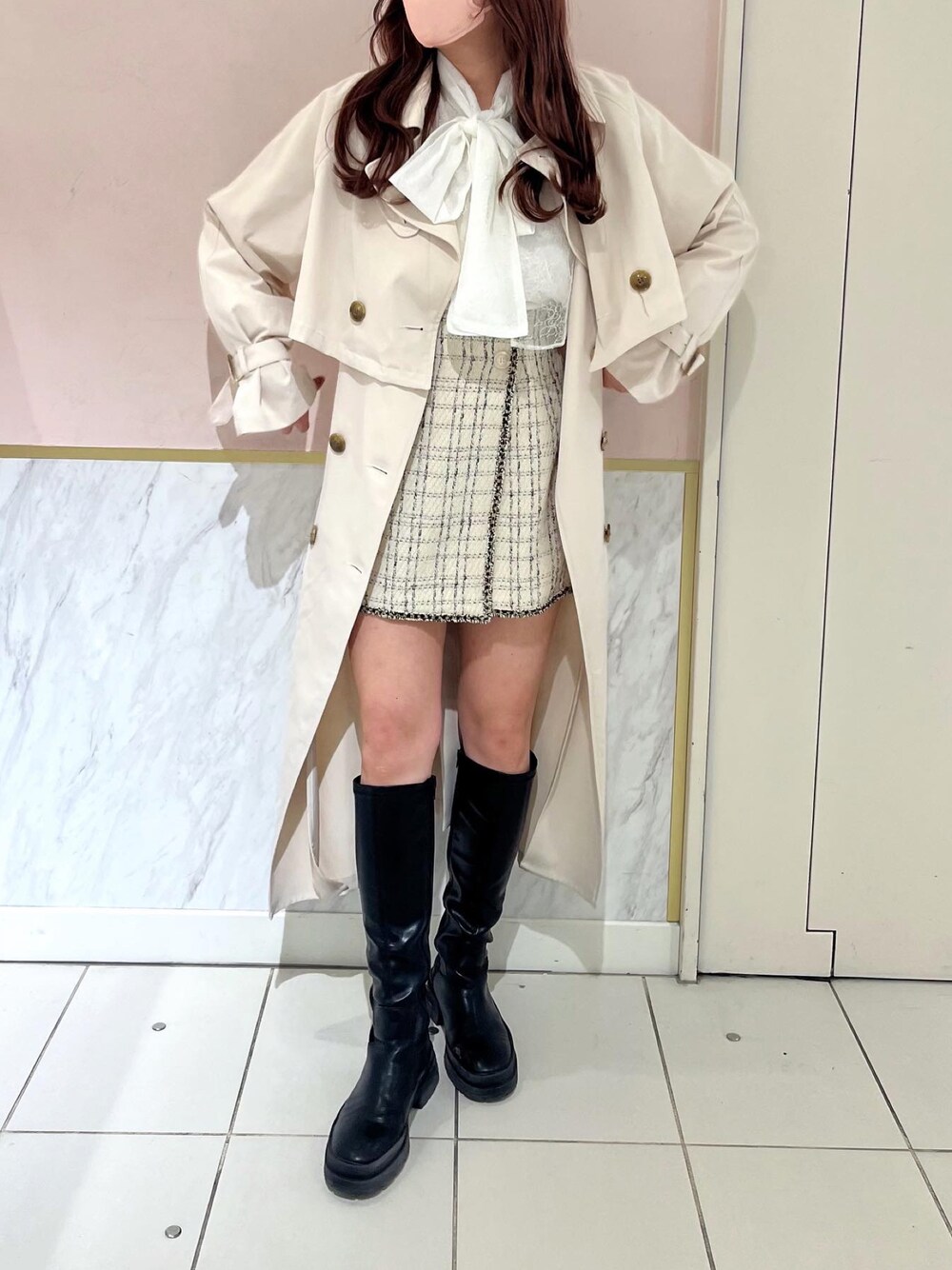 「春色、大人女子、春アウター、ベージュコーデ、フリル、骨格ナチュラル、トレンチコート、ボウタイブラウス、ボウタイ、ミニスカート、ロングブーツ、ナイスクラップ、大人ガーリー」｜「one after another NICE CLAUPのオトナ可愛く着こなす。マルチウェイトレンチコート（トレンチコート、ホワイト系）」を使った、なぎなぎさん（レディース・164cm）の春コーディネートの1枚目の写真