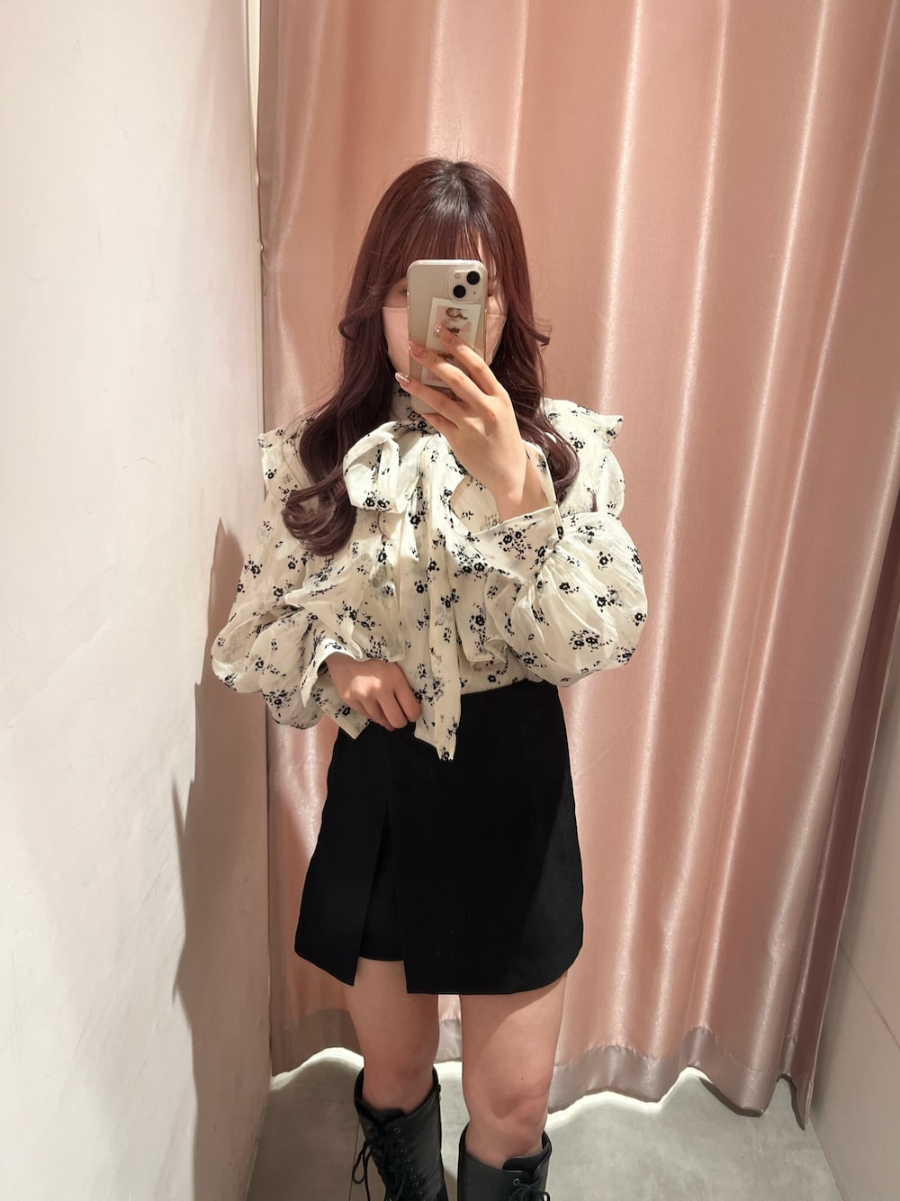 「春、春コーデ、オトナ女子、大人コーデ、きれいめコーディネート、モノトーンコーデ、ナイスクラップ、ブラウス、花柄、ミニスカート、ロングブーツ、ボウタイブラウス、高身長女子、高身長コーデ」｜「one after another NICE CLAUPの【襟取り外し可能】マルチウェイリボンブラウス（シャツ/ブラウス、ベージュ系）」を使った、なぎなぎさん（レディース・164cm）の春コーディネートの1枚目の写真