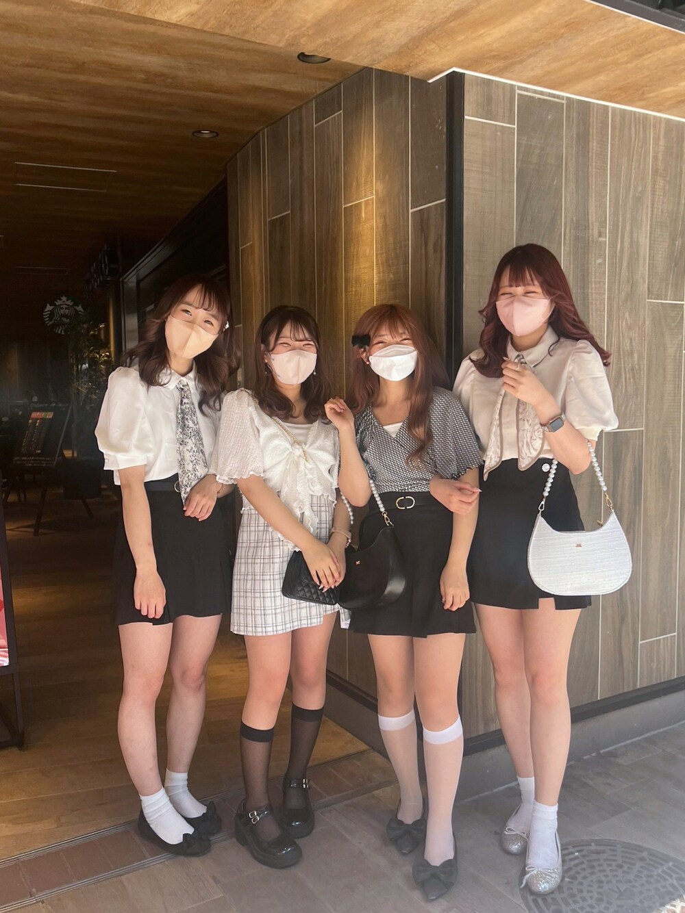 「低身長コーデ、高身長コーデ、骨格ナチュラル、ナイスクラップ、nice claup、ブラウス、スカーフ、ミニスカート、バレーシューズ、シアー、春服コーデ、オトナ女子、大人ガーリー、大人かわいい、ギンガムチェック」｜「one after another NICE CLAUPの【取り外し可能】イニシャルロゴスカーフ付きブラウス（シャツ/ブラウス、ベージュ系）」を使った、なぎなぎさん（レディース・164cm）の春コーディネートの1枚目の写真