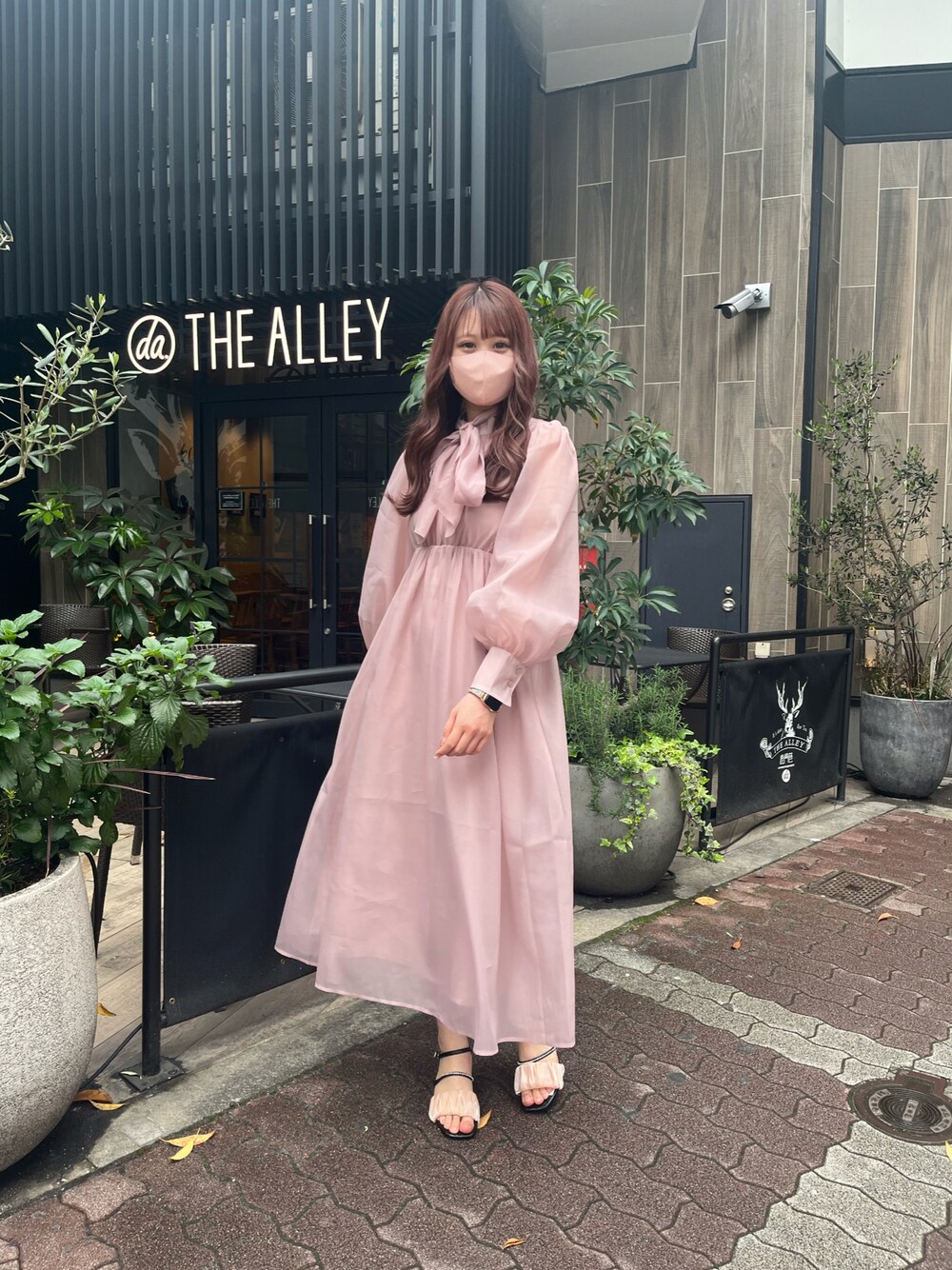 「春服、春夏コーデ、お花見、ピンク、大人女子、高身長コーデ、高身長女子、ナイスクラップ、骨格ナチュラル、ワンピース、ピンクコーデ、大人かわいい、ボウタイ、サンダル」｜「one after another NICE CLAUPの【スタッフ考案】ボウタイロングワンピース（ワンピース、ピンク系）」を使った、なぎなぎさん（レディース・164cm）の春コーディネートの1枚目の写真