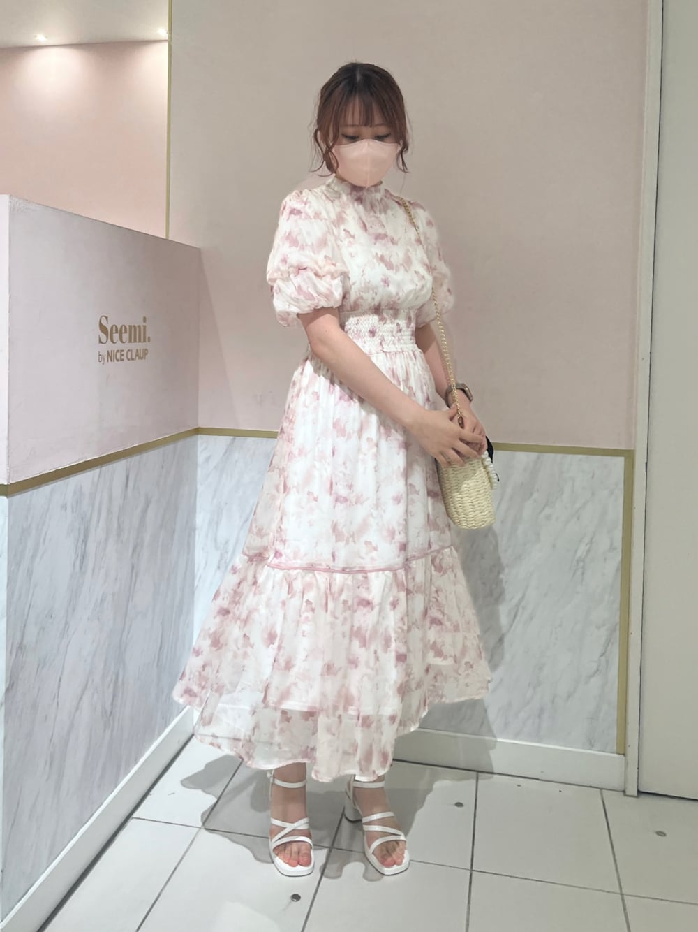 「春夏コーデ、大人コーデ、大人かわいい、大人ガーリー、ロングワンピース、ワンピース、花柄、かごバッグ、サンダル、骨格ナチュラル、高身長女子、高身長コーデ、ナイスクラップ、nice claup、ピンクコーデ」｜「one after another NICE CLAUPの前後２WAYボウタイロングワンピース（ワンピース、ピンク系）」を使った、なぎなぎさん（レディース・164cm）の春コーディネートの1枚目の写真