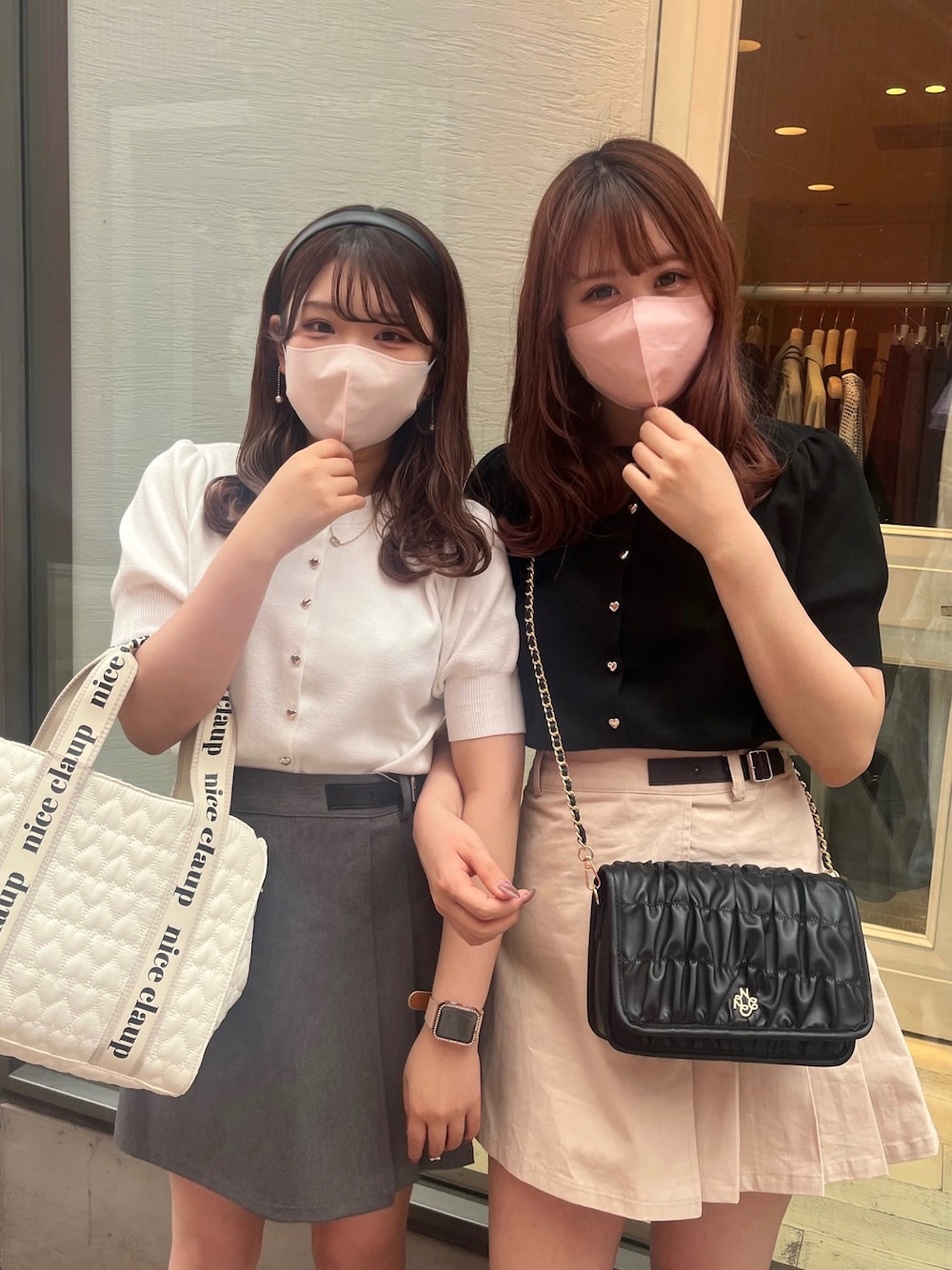 「夏コーデ、サンダルコーデ、モノトーン、モノトーンコーデ、ナイスクラップ、nice claup、骨格ナチュラル、高身長女子、高身長コーデ、ミニスカート、ショルダーバッグ、トートバッグ、サマーニット、カーディガン、カチューシャ」｜「one after another NICE CLAUPのハートボタン前後2wayニット（カーディガン/ボレロ、ホワイト系）」を使った、なぎなぎさん（レディース・164cm）の夏コーディネートの1枚目の写真