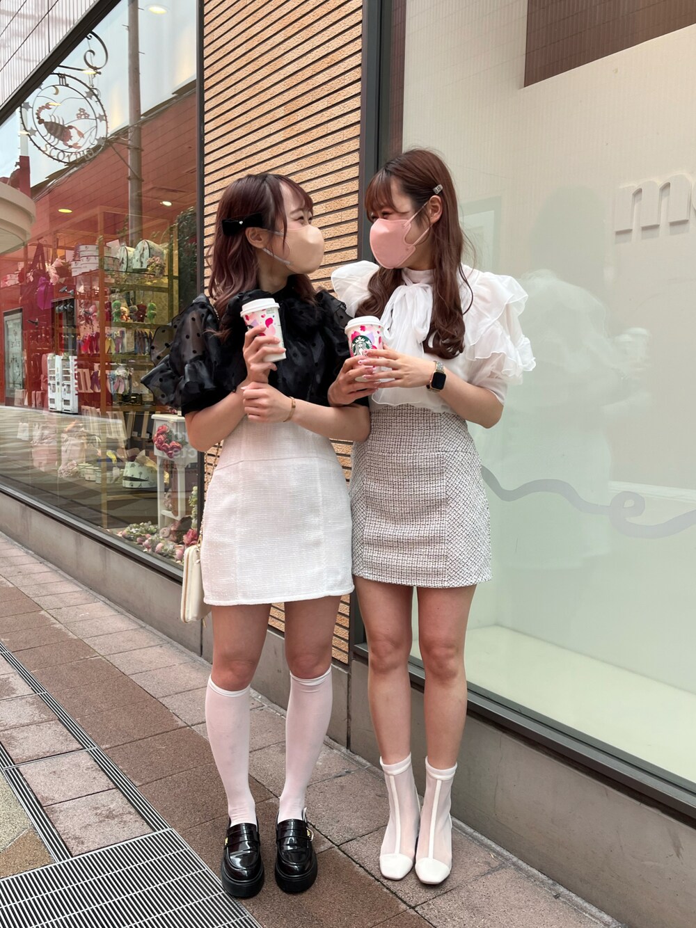 「春色、モノトーンコーデ、高身長コーデ、高身長女子、ガーリーコーデ、春夏コーデ、フェミニン、ナイスクラップ、nice claup、シミラールック、双子コーデ、ボウタイブラウス、ミニスカート、ツイード、ブラウス」｜「one after another NICE CLAUPのマルチwayリボンブラウス（シャツ/ブラウス、ホワイト系）」を使った、なぎなぎさん（レディース・164cm）の春コーディネートの1枚目の写真