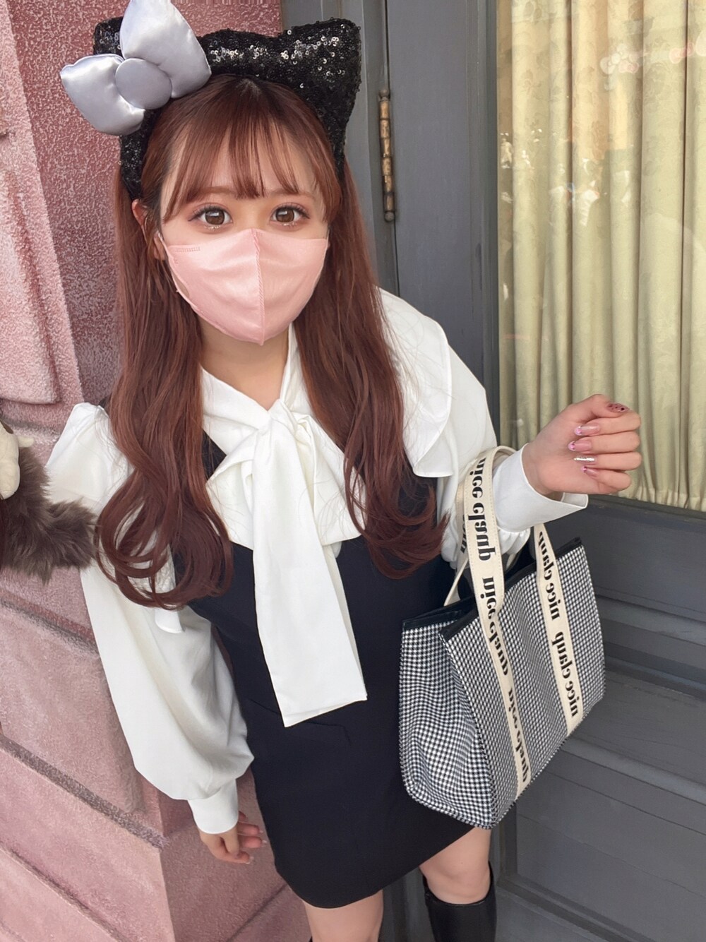 「きれいめコーディネート、モノトーン、大人コーデ、ワンピース、春コーデ、ユニバ、ユニバコーデ、ナイスクラップ、モノトーンコーデ、ボウタイブラウス、ミニワンピ、骨格ナチュラル、ロングブーツ」｜「one after another NICE CLAUPの1枚でコーディネートが決まる/ボウタイブラウス＋ジャンスカセット（ワンピース、ブラック系）」を使った、なぎなぎさん（レディース・164cm）の春コーディネートの1枚目の写真