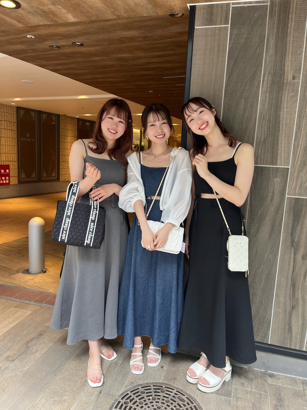 「夏コーデ、カジュアル、シンプルコーデ、高身長女子、春コーデ、マウンテンパーカー、シアー、ワンピース、ロングワンピース、ナイスクラップ、nice claup、ショルダーバッグ、トートバッグ、サンダル、デニムワンピース」｜「one after another NICE CLAUPのハートキルティングミニトートバッグ（トートバッグ、ブラック系）」を使った、なぎなぎさん（レディース・164cm）の夏コーディネートの1枚目の写真