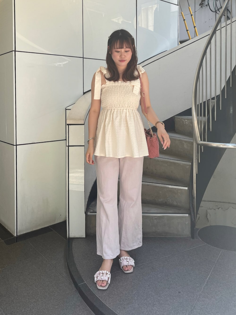 「夏コーデ、ラクチンコーデ、ビスチェ、大人かわいい、高身長コーデ、デニムコーデ、デニム、ナイスクラップ、nice claup、骨格ナチュラル、ピンクデニム、高身長女子、サンダル、ピンク」｜「one after another NICE CLAUPの再入荷/肩リボンシャーリングキャミビスチェ/WEB限定色あり（キャミソール、ホワイト系）」を使った、なぎなぎさん（レディース・164cm）の夏コーディネートの1枚目の写真